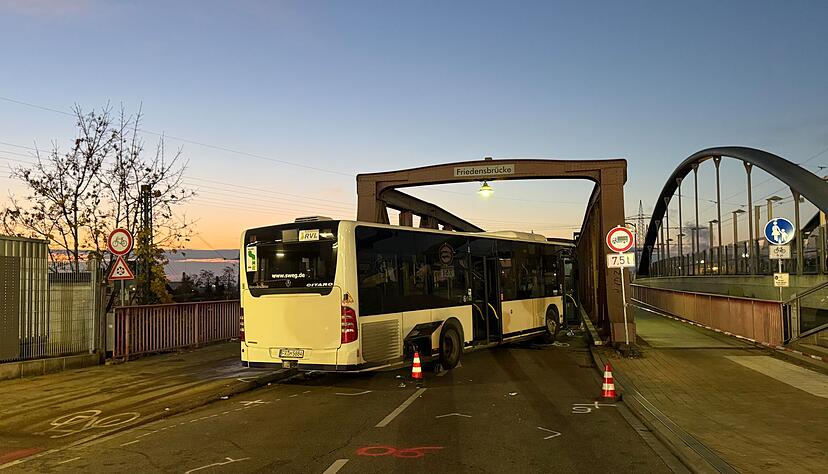 Der Bus touchierte erst mehrere Fahrzeuge, dann erfasste er mehrere Menschen. Schließlich kam er an einem Brückengeländer zum Stehen. Der Bus touchierte erst mehrere Fahrzeuge, dann erfasste er mehrere Menschen. Schließlich kam er an einem Brückengeländer zum Stehen.