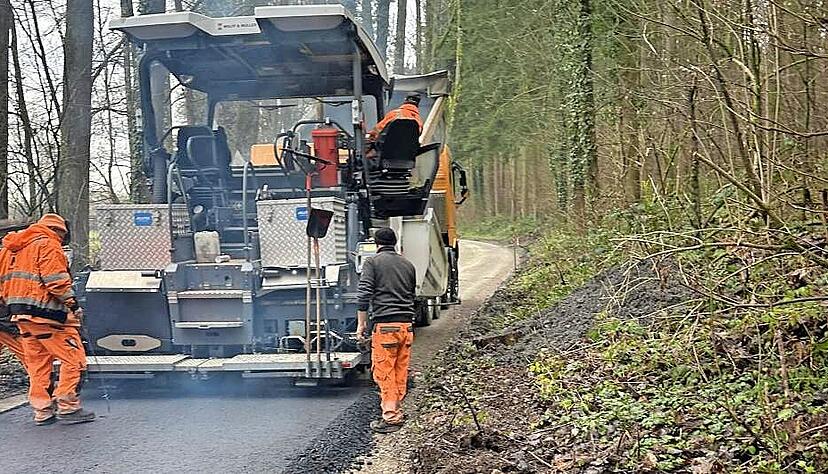 Radweg-L&uuml;ckenschluss schon weit fortgeschritten: Mitarbeiter der Firma Wolf&M&uuml;ller mit dem Asphaltfertiger im Wald bei Richen.
Foto: privat