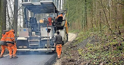 Radweg-L&uuml;ckenschluss schon weit fortgeschritten: Mitarbeiter der Firma Wolf&M&uuml;ller mit dem Asphaltfertiger im Wald bei Richen.
Foto: privat