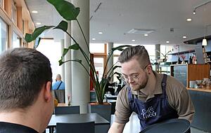 Service-Mitarbeiter Lars Musebrink bedient einen Kunden. Service-Mitarbeiter Lars Musebrink bedient einen Kunden.