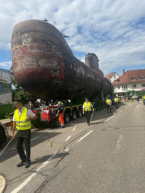 Die engen Straßen waren eine Herausforderung für den fast 100 Meter langen Transport.