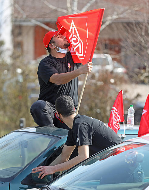 Warnstreik-Kundgebung in Autos der IG Metall, Aquatoll-Parkplatz, Neckarsulm