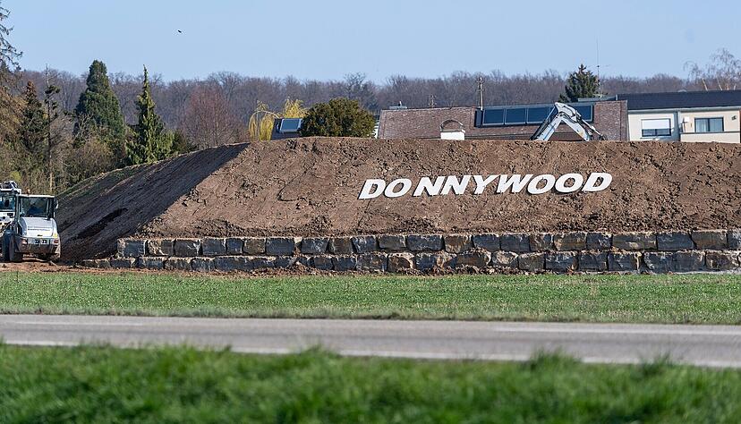 Auf dem Erdwall zum Neubaugebiet haben Unbekannte den Schriftzug "Donnywood" angebracht. Auf dem Erdwall zum Neubaugebiet haben Unbekannte den Schriftzug "Donnywood" angebracht.