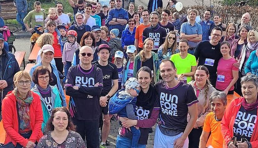 Überwältigt von der großen Unterstützung beim Lauf waren Thorben und Rebekka Dijkstra (Mitte).
Fotos: Tscherwitschke/privat Überwältigt von der großen Unterstützung beim Lauf waren Thorben und Rebekka Dijkstra (Mitte).
Fotos: Tscherwitschke/privat