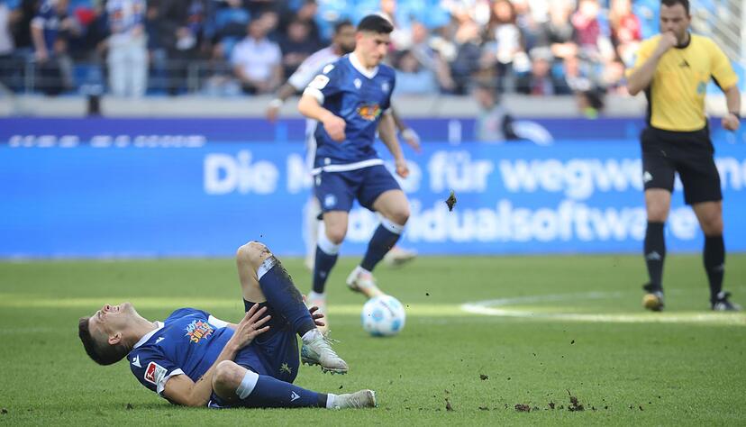 Karlsruhes Marvin Wanitzek liegt nach einem Foul am Boden. Karlsruhes Marvin Wanitzek liegt nach einem Foul am Boden.
