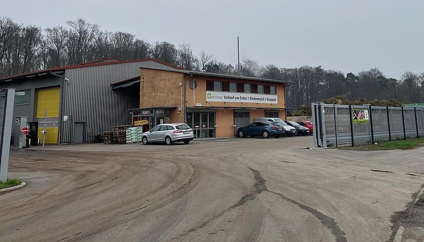 Das Erdenwerk Reterra bei &Ouml;hringen soll zu einer Verg&auml;rungsanlage umgebaut werden. Gesch&auml;ftsf&uuml;hrer Jan Endri&szlig; stellt dem Gemeinderat den Stand der Planungen vor.