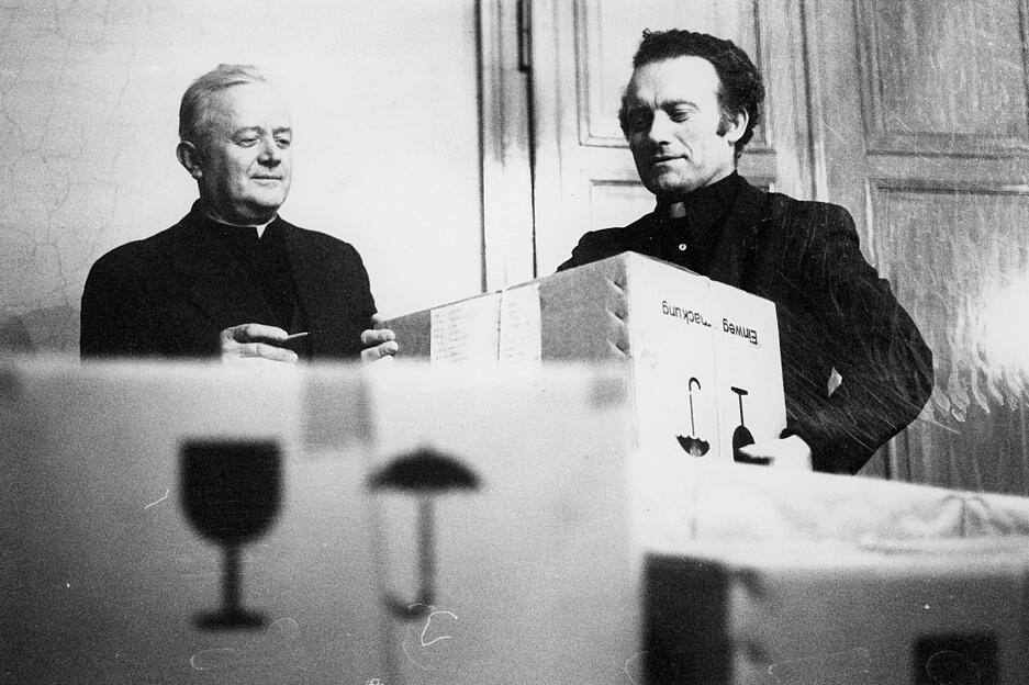 Der namentlich nicht genannte Dekan und sein Pfarrer sind erstaunt &uuml;ber die 13 Tonnen Lebensmittel, die von Lesern der Heilbronner Stimme gespendet wurden. Die Pfarrer garantieren eine Verteilung an die &Auml;rmsten, ohne R&uuml;cksicht auf ihre Konfession. Aufnahme von Dezember 1981.