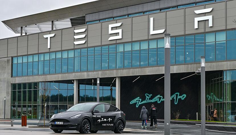 Der Elektroauto-Hersteller Tesla muss die Produktion in Gr&uuml;nheide bei Berlin wegen der Angriffe der jemenitischen Huthi-Rebellen im Roten Meer f&uuml;r rund zwei Wochen weitgehend stoppen.