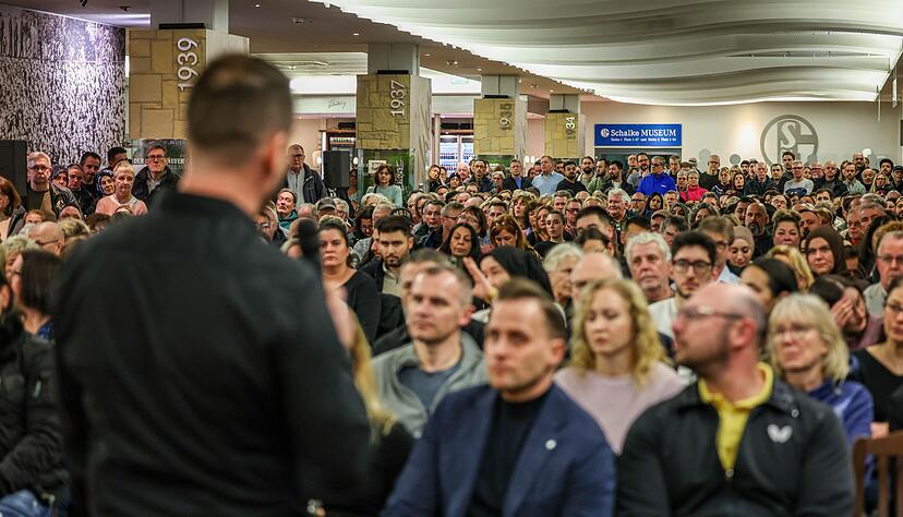 Der Rechtsanwalt Daniel Kuhlmann hat nach dem Gelsenkirchener Sparkassen-Einbruch nach eigenen Angaben erste Klagen gegen die Bank eingereicht.