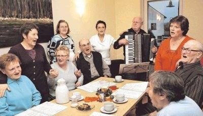 Die Senioren freuen sich über ihr Engagement in der Wohnanlage: Monika Bach-Keller (Zweite von links), Annegret Clabunde (sitzend, Dritte von links), Elisabeth Buyer (Vierte von links), Evi Lippott (Sechste von links) und Angelika Hofmann (Dritte von rechts) beim Singkreis.Foto: Ralf Seidel
