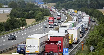 Die A6 am Weinsberger Kreuz: Hier könnte es am Wochenende zu Staus kommen. Foto: Archiv/Berger
