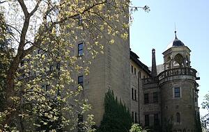 Das Schloss ist so groß, dass selbst die Erbprinzessin dieses schöne Türmchen noch nicht besichtigt hat. Foto: Henrike Mielke Das Schloss ist so groß, dass selbst die Erbprinzessin dieses schöne Türmchen noch nicht besichtigt hat. Foto: Henrike Mielke