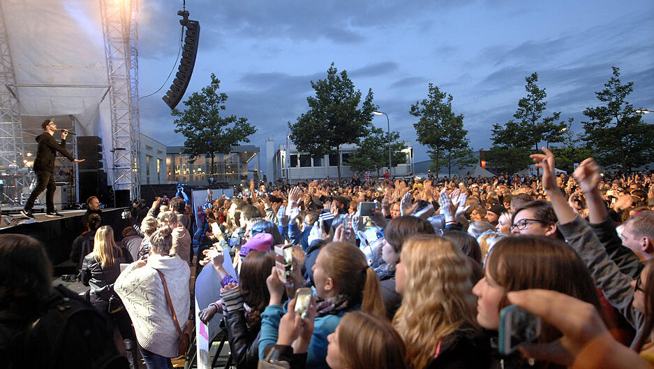 Juni 2015:  Mark Foster zeigt in Gaisbach eine tolle Show und überzeugt als Entertainer und Musiker. Juni 2015:  Mark Foster zeigt in Gaisbach eine tolle Show und überzeugt als Entertainer und Musiker.