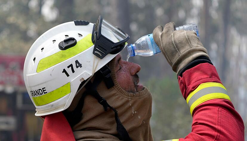 Ein Feuerwehrmann wäscht sich portugiesichen Dorf Colmeias in der Nähe von Leiria die Augen mit Wasser aus. Tausende von Feuerwehrleuten kämpfen in Portugal weiterhin gegen Brände im ganzen Land. Ein Feuerwehrmann wäscht sich portugiesichen Dorf Colmeias in der Nähe von Leiria die Augen mit Wasser aus. Tausende von Feuerwehrleuten kämpfen in Portugal weiterhin gegen Brände im ganzen Land.