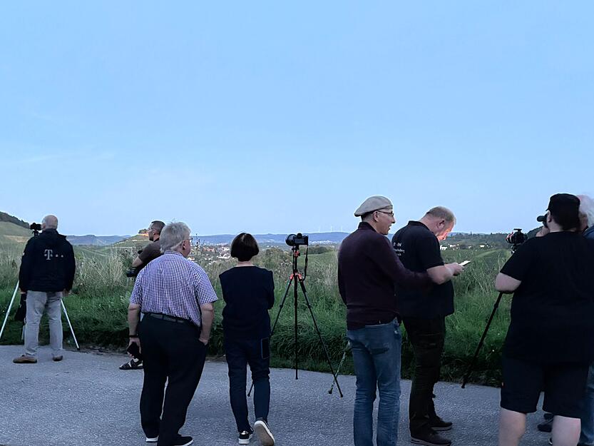 Viele haben für die totale Mondfinsternis Equipment mitgebracht, um das Himmelsspektakel am Wartberg fotografieren zu können.