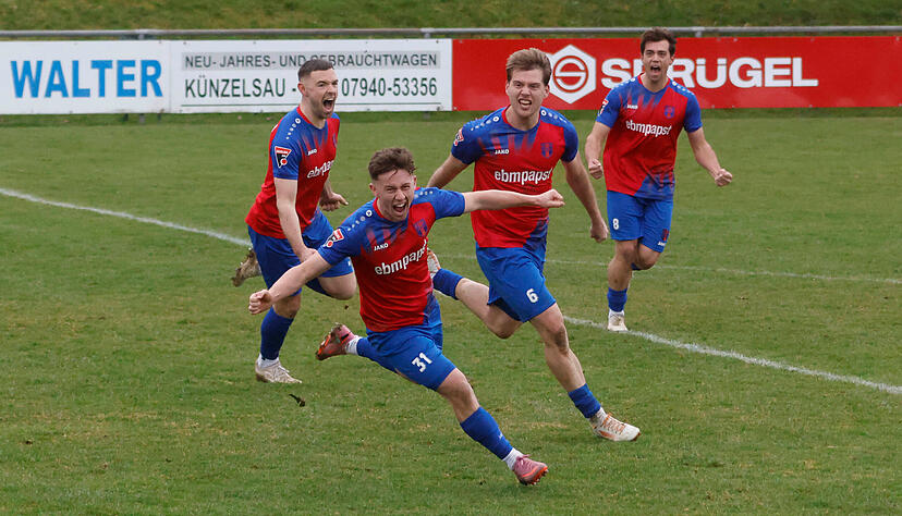 Der Hollenbacher Luke Knapp dreht nach seinem Siegtreffer jubelnd ab. Verfolgt von Hannes Scherer (hinten von links), Jonas und Felix Limbach.