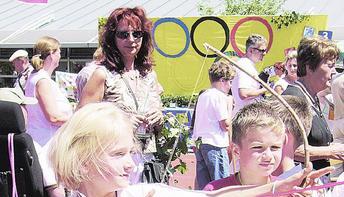 Auch Bogenschießen war olympische Disziplin beim "Fest der Ringe" in Flein. In 20 Sparten konnten sich die Schüler austoben. (Foto: Stefanie Weimann) Auch Bogenschießen war olympische Disziplin beim "Fest der Ringe" in Flein. In 20 Sparten konnten sich die Schüler austoben. (Foto: Stefanie Weimann)
