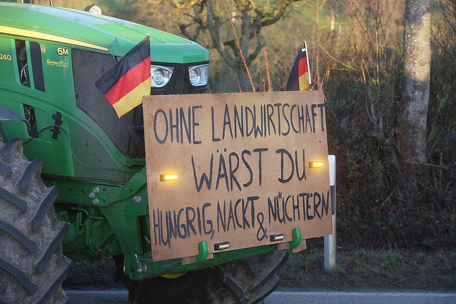 An vielen Treckern sind Schilder mit mahnenden Spr&uuml;chen montiert.