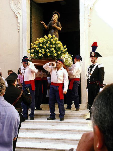 Mai 2003 - Die Neckarsulmer Delegation erlebt bei ihrem Besuch die Prozession, die Bordigheras  Ortsheiligen St. Ampelio durch die Gemeinde trägt.
