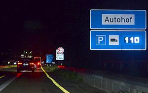 110 freie Parkpl&auml;tze zeigt die Anzeige vor dem Autohof bei Bad Rappenau. Trotz der Kapazit&auml;ten parken viele Lkw-Fahrer in Nothaltebuchten und auf dem Seitenstreifen. 
Foto: Christian Gleichauf