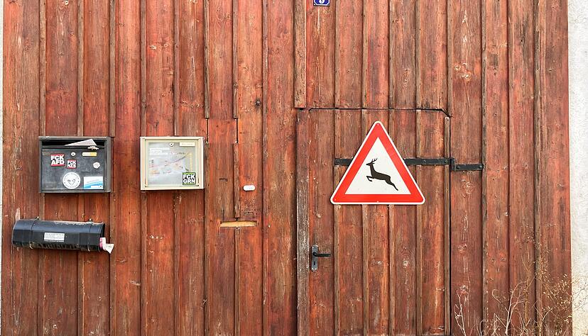Politisch gespalten: An einem Tor in Richen h&auml;ngen zwei Briefk&auml;sten nebeneinander, der eine ist mit &bdquo;FCK AFD&ldquo; und &bdquo;FCK NZS&ldquo;  beklebt, der daneben, mit &bdquo;FCK GRN&ldquo;.