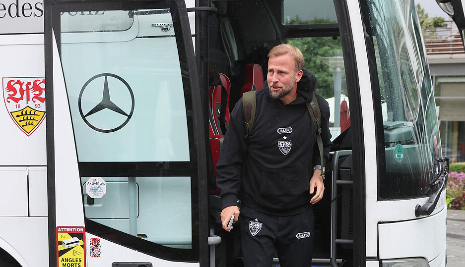 Trainer Sebastian Hoeneß hofft, dass das Trainingslager des VfB Stuttgart nicht zu sehr vom Regen betroffen ist.