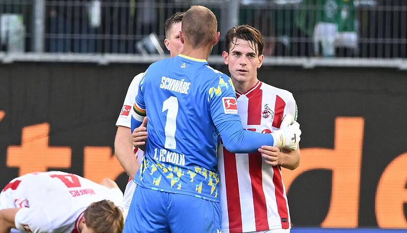 Kölns Jakub Kaminski (r) schoss beim 3:3 in Wolfsburg das späteste Tor der Bundesliga-Geschichte.
