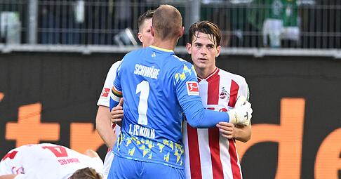 Kölns Jakub Kaminski (r) schoss beim 3:3 in Wolfsburg das späteste Tor der Bundesliga-Geschichte.
