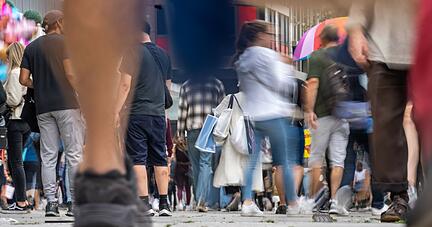 07.08.2021, Hessen, Frankfurt/Main: Menschen bewegen sich am Nachmittag über Frankfurts zentrale Einkaufsmeile, die Zeil. Mit 205 neuen Corona-Infektionen binnen eines Tages in Hessen ist die landesweite Sieben-Tage-Inzidenz am Samstag (07.08.2021) leicht auf 20,3 gestiegen. (Aufnahme mit längerer Belichtungszeit). Foto: Frank Rumpenhorst/dpa +++ dpa-Bildfunk +++
