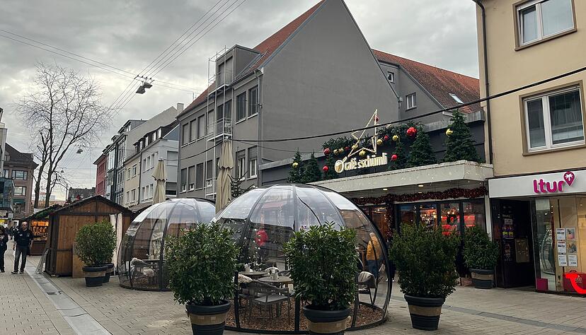 Die Glas-Iglus vor dem "Café s'Schümli" sind bei Gästen beliebt.
