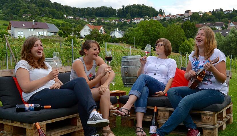Die Weinschwestern (von links) Beatrice, Cathrin, Desiree und Amelie Bihlmayer aus Löwenstein lassen sich vom Frost nicht frusten.
