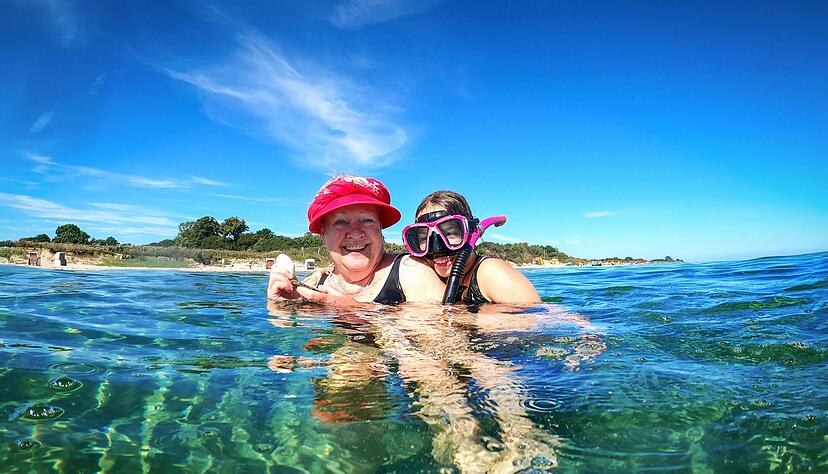Gemeinsam mit der Enkelin baden gehen: Auch wenn die Oma davon tr&auml;umt, kann es sein, dass ein gemeinsamer Urlaub mit der jungen Familie gerade nicht passt.