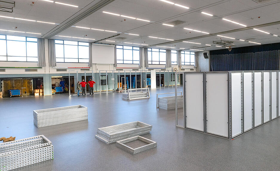 Aufbau des Impfzentrums in der Horkheimer Stauwehrhalle