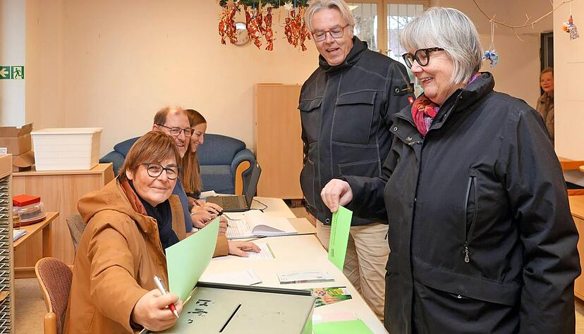 Evangelische Kirchenwahl 2025 im Wartberg-Gemeindehaus Heilbronn. Andrea Barth und Andreas Gebauer-Barth geben ihren Wahlzettel ab.