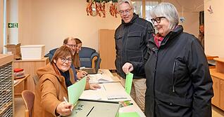 Evangelische Kirchenwahl 2025 im Wartberg-Gemeindehaus Heilbronn. Andrea Barth und Andreas Gebauer-Barth geben ihren Wahlzettel ab.