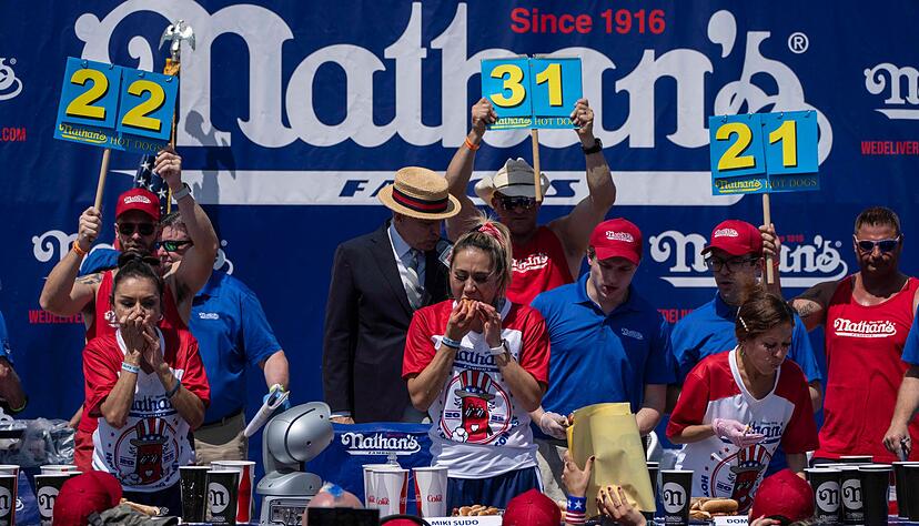 Nathan's ist international f&uuml;r das Hotdog-Wettessen auf Coney Island bekannt. (Archivbild)