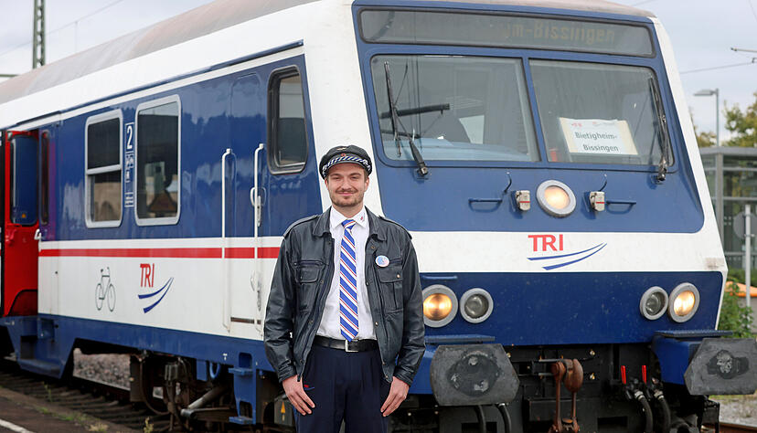 Lokführer Silvan Schillo und sein historischer TRI hier am Bahnhof Neckarsulm.