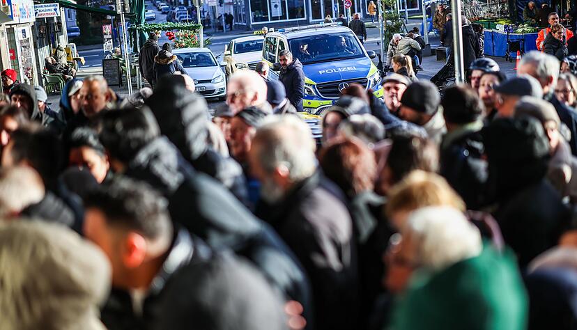 Viele besorgte Kunden warten vor der Sparkassenfiliale in Gelsenkirchen, in deren Tresorraum eingebrochen wurde.