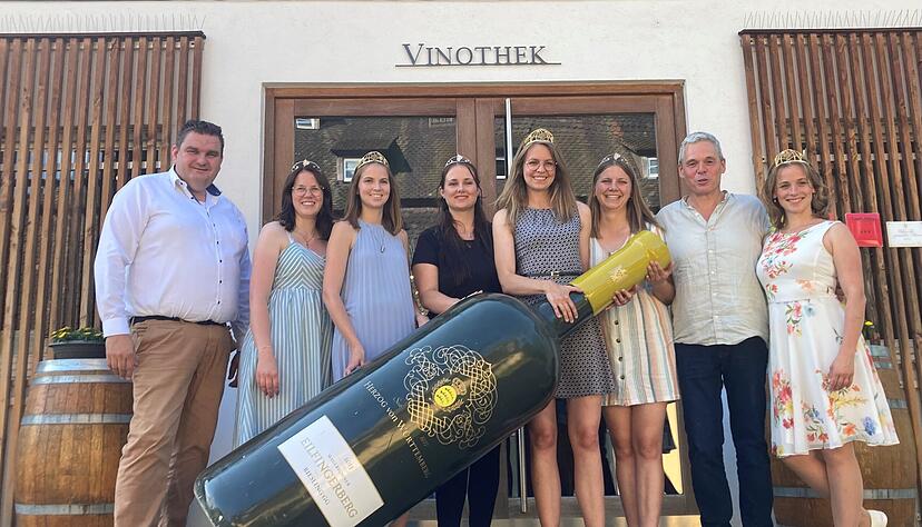 Joachim Fischer (von links) Larissa Salcher, Lea Baßler, Vivien Jesse, Eva Brockmann, Jule Mayr und Jessica Himmelsbach sowie Peter Albrecht.