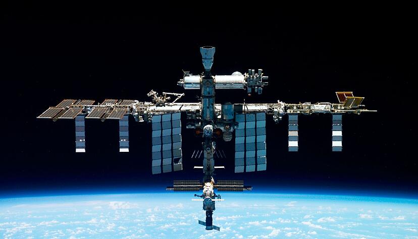 W&auml;re die ISS nicht immer um die Erde, sondern geradeaus geflogen, h&auml;tte sie jetzt fast den Pluto erreicht. (Archivbild)