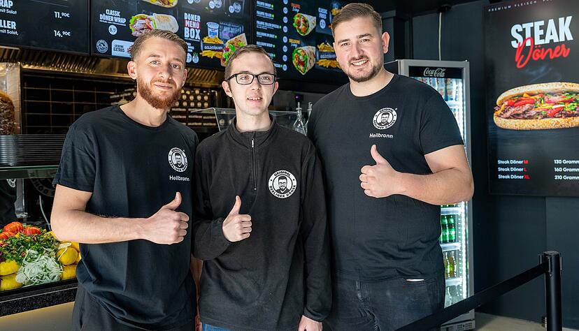 Die Filialleiter Merouane Mebarkaoui (links), und Igor Forisch (rechts) mit Denis Gashi aus der Original-Berliner-D&ouml;ner-Zentrale in N&uuml;rnberg (Mitte).
