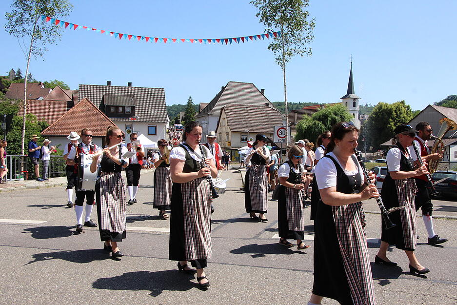 In Bieringen, einem Teilort von Schöntal, gibt es Grund zum Feiern: Der Ort besteht seit 1225 Jahren. Aus diesem Anlass ziehen Vereine bei einem Festumzug durchs Dorf.