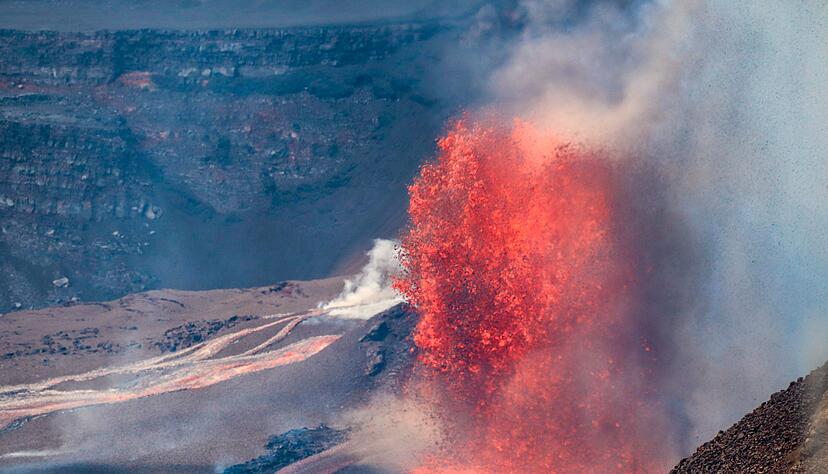 Der Kilauea spuckte Lavafontänen rund 100 Meter hoch in den Himmel. Der Kilauea spuckte Lavafontänen rund 100 Meter hoch in den Himmel.