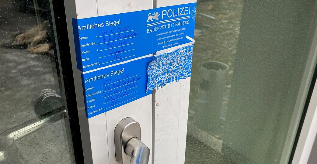 Am Brandort hat die Polizei Türen versiegelt.