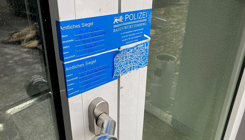 Am Brandort hat die Polizei Türen versiegelt.