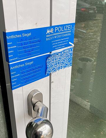 Am Brandort hat die Polizei Türen versiegelt.