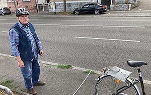 Wenn es um Radwege geht, misst Dieter Setzer (78) auch mal nach. Dieser hier ist mit 1,50 Metern in Ordnung, zum Überholen jedoch zu schmal.