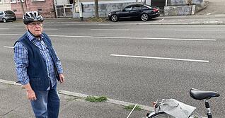 Wenn es um Radwege geht, misst Dieter Setzer (78) auch mal nach. Dieser hier ist mit 1,50 Metern in Ordnung, zum Überholen jedoch zu schmal. Wenn es um Radwege geht, misst Dieter Setzer (78) auch mal nach. Dieser hier ist mit 1,50 Metern in Ordnung, zum Überholen jedoch zu schmal.
