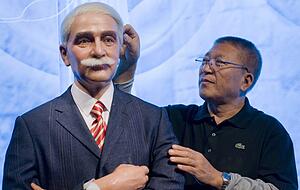 Gründete 1894 das Internationale Olympische Komitee: Pierre de Coubertin, hier als Wachsfigur, an die der chinesische Künstler Zheng Shouxiang Hand anlegt. Foto: dpa Gründete 1894 das Internationale Olympische Komitee: Pierre de Coubertin, hier als Wachsfigur, an die der chinesische Künstler Zheng Shouxiang Hand anlegt. Foto: dpa