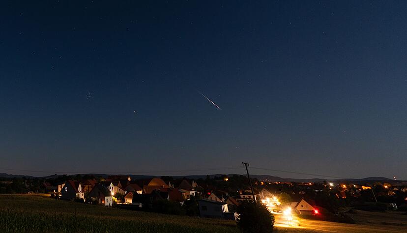 Eine Perseiden-Sternschnuppe verglüht am Nachthimmel. Gegen Mitte August lässt sich das Himmelsphänomen wieder bestens beobachten. Eine Perseiden-Sternschnuppe verglüht am Nachthimmel. Gegen Mitte August lässt sich das Himmelsphänomen wieder bestens beobachten.